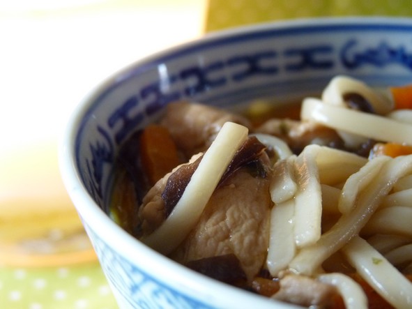 Soupe au poulet et aux nouilles udon « presque » instantanée